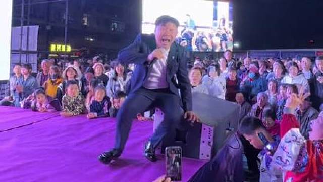 台下好像玉芬跟我挥手