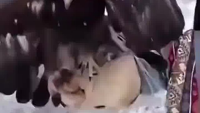训鹰女子力气太小没能接住鹰 老鹰越想越生气回头就是一口 鹰_没劲你伸什么胳膊_