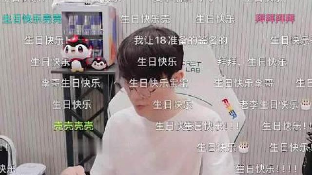 这就是LOL第一人吗？Faker昨晚直播在峡谷给自己过30岁生日，用稻草人生日皮肤开大招庆祝生日。
