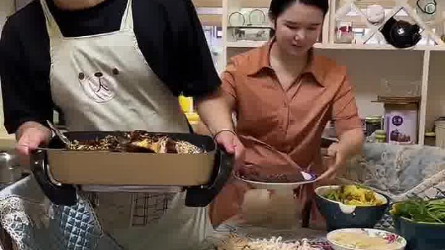 请朋友来家里吃饭，一大早去买菜做饭弄了一大桌