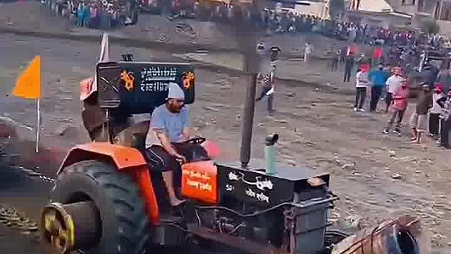 国外的拖拉机，往上泼油