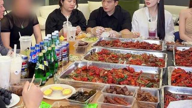 今天让小靖他们做了100斤小龙虾给新机构同事们，商讨一下新机构开业的事，后妈跟小姑还吵起来了