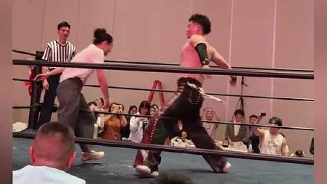 贵州人自己的WWE！小伙婚礼上举办摔角比赛，新郎被新娘过肩摔