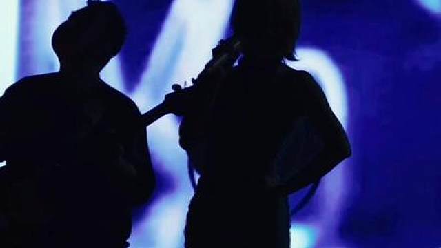 48岁的夜夜夜夜 原来已经过去14年了… 今年我48岁了，穿上小蓝裙的那一刻不自觉的泪目… 那一抹蓝色是否也是你的青春记忆？