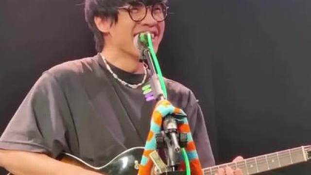 卢广仲：诶你们有没有听过newjeans（后面还唱了omg）