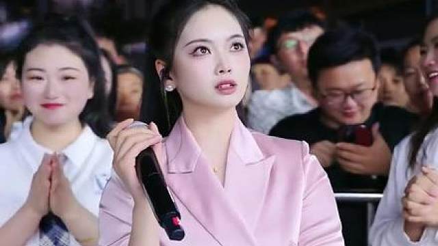 阿朱大舞台，闯进神秘人