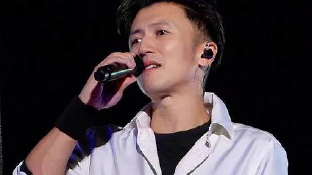 他以为自己藏得很好。可一开口，声音就出卖了他。“忘了他”——可他明明也没忘掉。