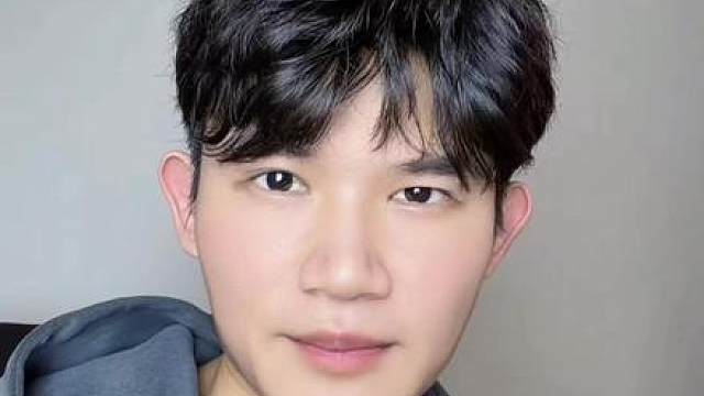把3只凶猫关到一个笼子里，成功驯服2只，各位彦祖觉得如何？ 选手信息：银渐层狗哥15斤，老六10斤，刀哥（妹妹）8斤，目前狗哥和老六训好了，刀哥未驯服，到时候让响尾蛇治它！