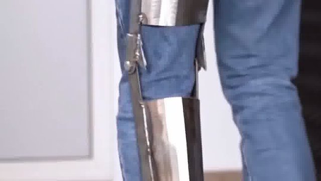 为什么街头艺人能悬空坐着？