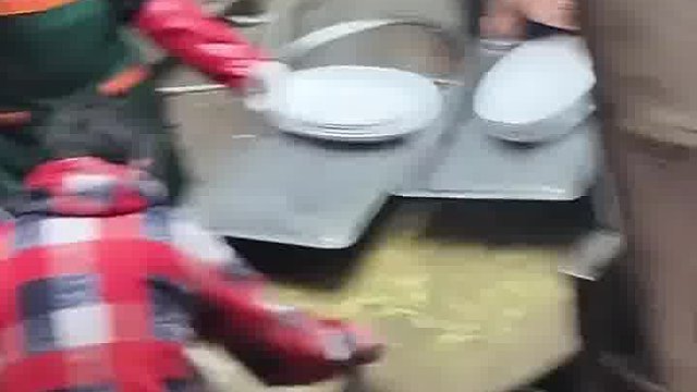 女子去吃乡村大席，刚喝两口汤就发现了这场景……