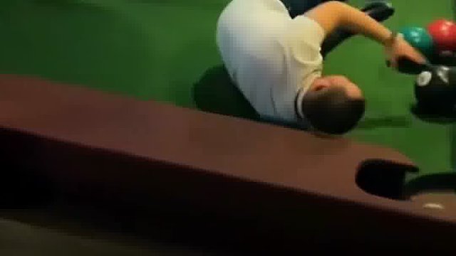 不用球杆用脚踢，这是台球还是足球