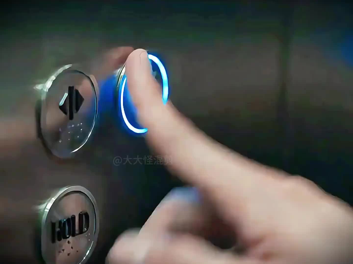 “小伙子天生阴阳眼，能看见别人看不见的东西”
