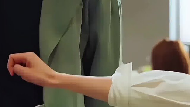 美女下班被绊倒，不料男子竟然这样做