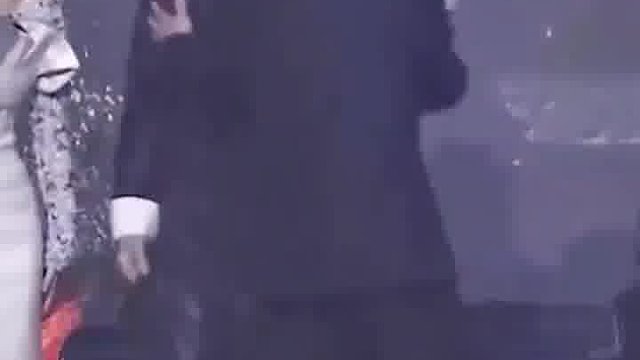 瞬间站起让出C位，骨子里的修养才是他红几十年的原因吧