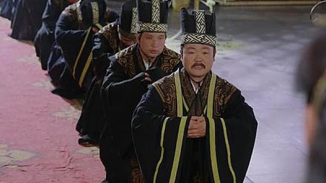 我刚登基称帝，她就说我是昏君