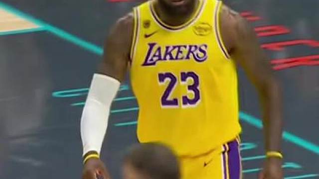 在客场遇上这些离谱判罚，有机会赢球的湖人也难挡0-2
