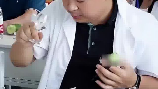 品酒师实操课堂，成绩好是喝出来的，竟还带黄瓜当下酒菜