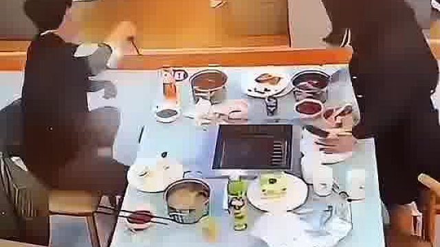 情侣火锅吃好好的突然发飙