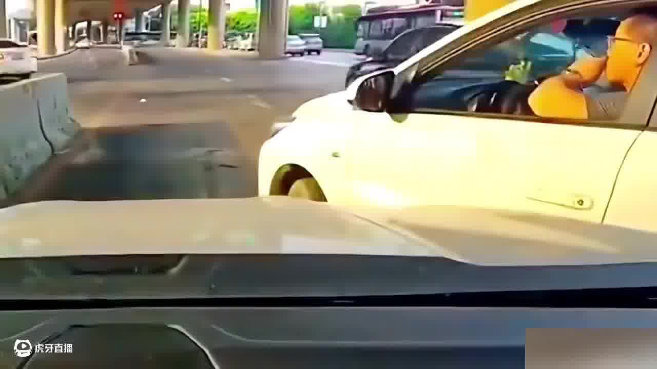 让路你还不走，那就别走了，去修车吧