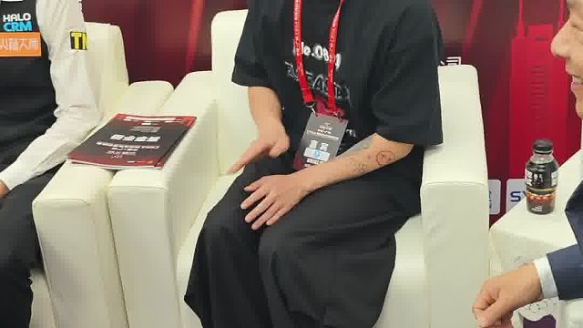 炸场联动！吴宜泽广州巨星赛线下同框童锦程