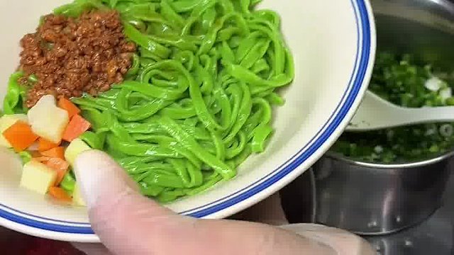 油泼菠菜面，家乡的味道