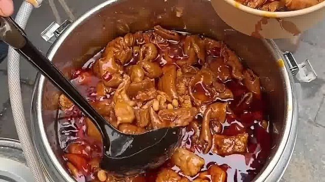重庆街头偶遇35块一份的挑挑肥肠！！麻辣鲜香真的好馋人！