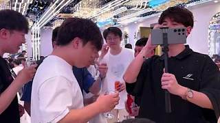 有人罵他滿是劇本、游戲人間，有人敬他活得通透清醒、隨性灑脫——童錦程