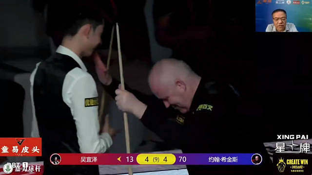 赢了比赛也五体投地！ 今晚的广州表演赛，希金斯5-4逆转吴宜泽，赛后老张头幽默互动，太好玩了！ ​