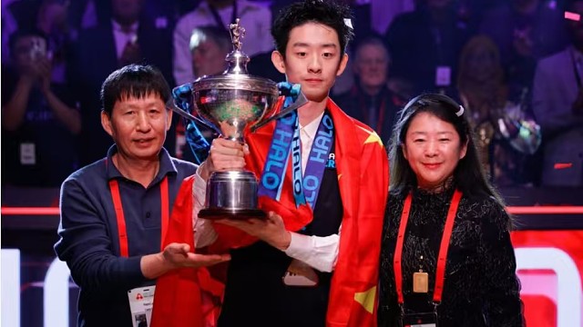 世锦赛后吴宜泽接受采访：感谢父母，父母才是真正的冠军！