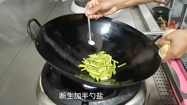 厨师长炒蒜苗腊肉