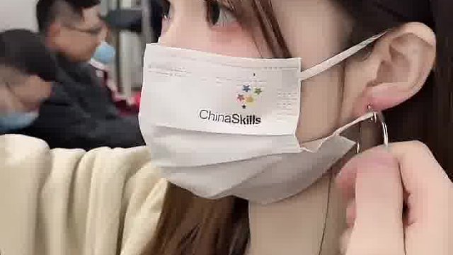你们坐地铁抓扶手，我抓耳环。