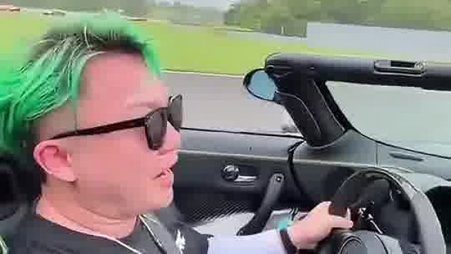 大哥开着千万豪车上路，结果败给了天气，一下子收破烂的都不要
