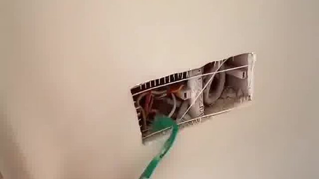 让工人抬个床垫，把墙给我砸了？谁不生气