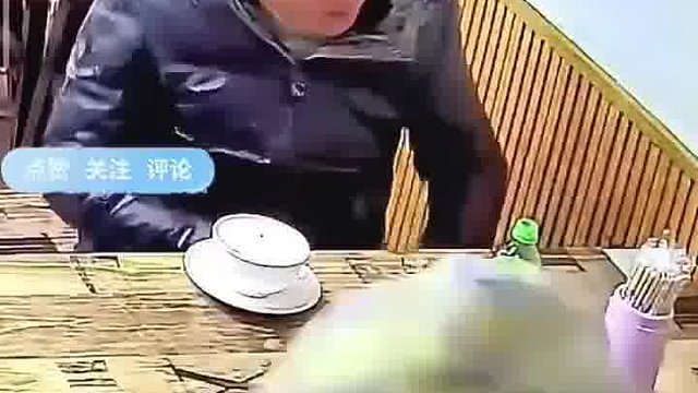 小伙饭店吃饭趁老板不注意毁掉桌上的纸巾和筷子