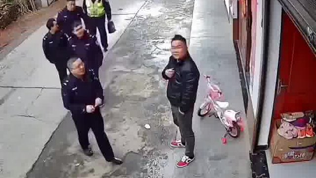 不该看热闹的
