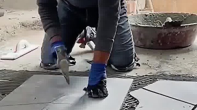 好好的地砖，给砸碎了