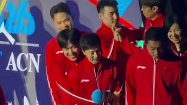 国乒赛后合影王楚钦和马龙抱在一起，曾经的小兄弟如今也能独挡一面！