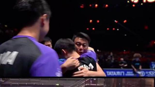 这一刻他们都抱在了一起！赢了真好！！