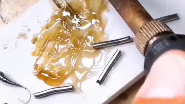 钓鱼不能光讲究鱼饵，关键是要在合适的时候用恰当的方式吸引住鱼的注意力，才有事半功倍之效