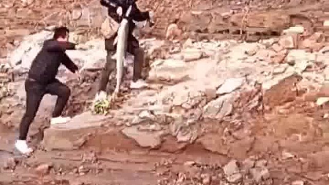 人生的高光时刻，瞬间掉落 钓鱼人就是这么疯狂