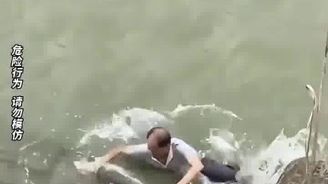 大爷拉鱼时脱钩，情急之下直接跳