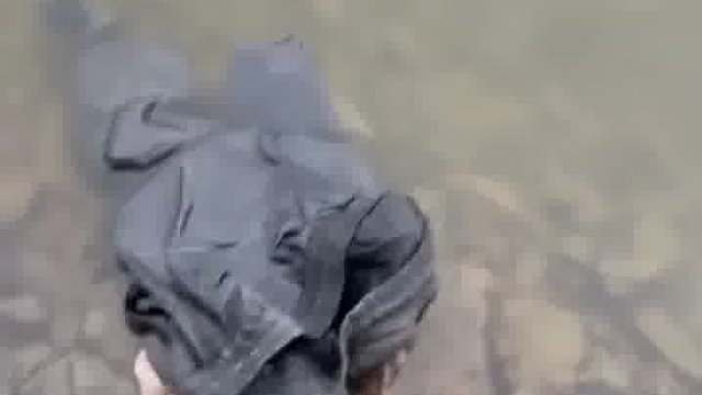 兄妹比赛钓鱼妹妹拿走水桶，哥哥用废弃裤子当鱼护还赢了。