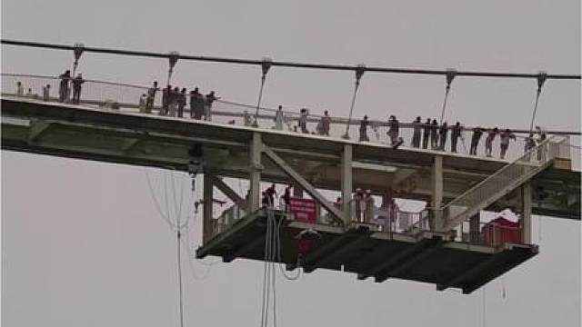 高空跳伞式浪漫，玻璃桥上的极致勇敢