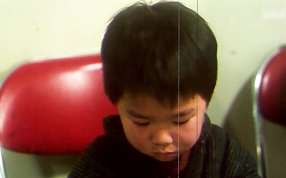 她总是默默地付出，不求回报，只为了我们的幸福和安康
