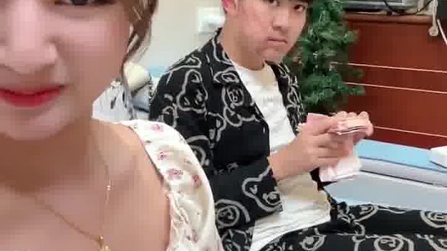 刚跟老公吵完架，怎么做才能让他心甘情愿地上交工资呢？