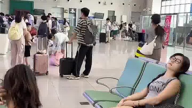 网友：这是空姐被贬了？