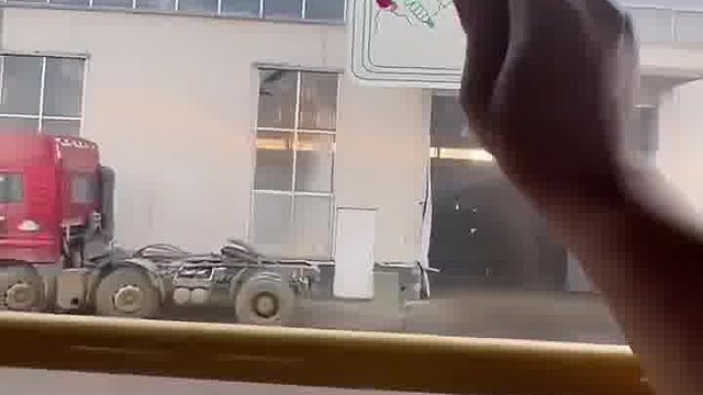 就拿这么大点小小锤能把窗户破开