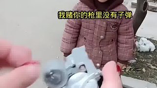 小孩哥堵我的槍里沒(méi)有子彈