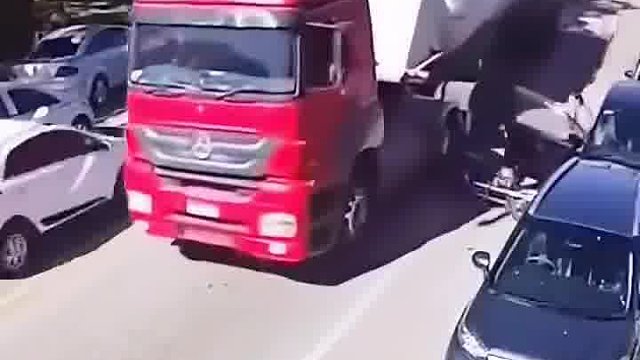 信不信你骂她两句她还委屈！