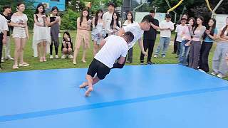 體重優(yōu)勢抱摔獲勝